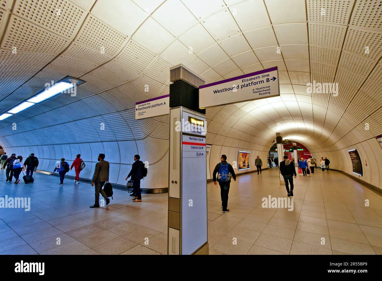 Elizabeth line una nuova linea della metropolitana per Londra indicazioni Eastbound e Westbound e passeggeri Foto Stock