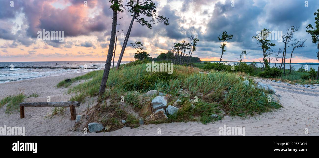 Sputate sul Lago Kopań. Sulla sinistra, il Mar Baltico, sulla destra, la pista ciclabile R-10 e il lago Kopań. Un bellissimo spit con una spiaggia di sabbia, dune e c Foto Stock