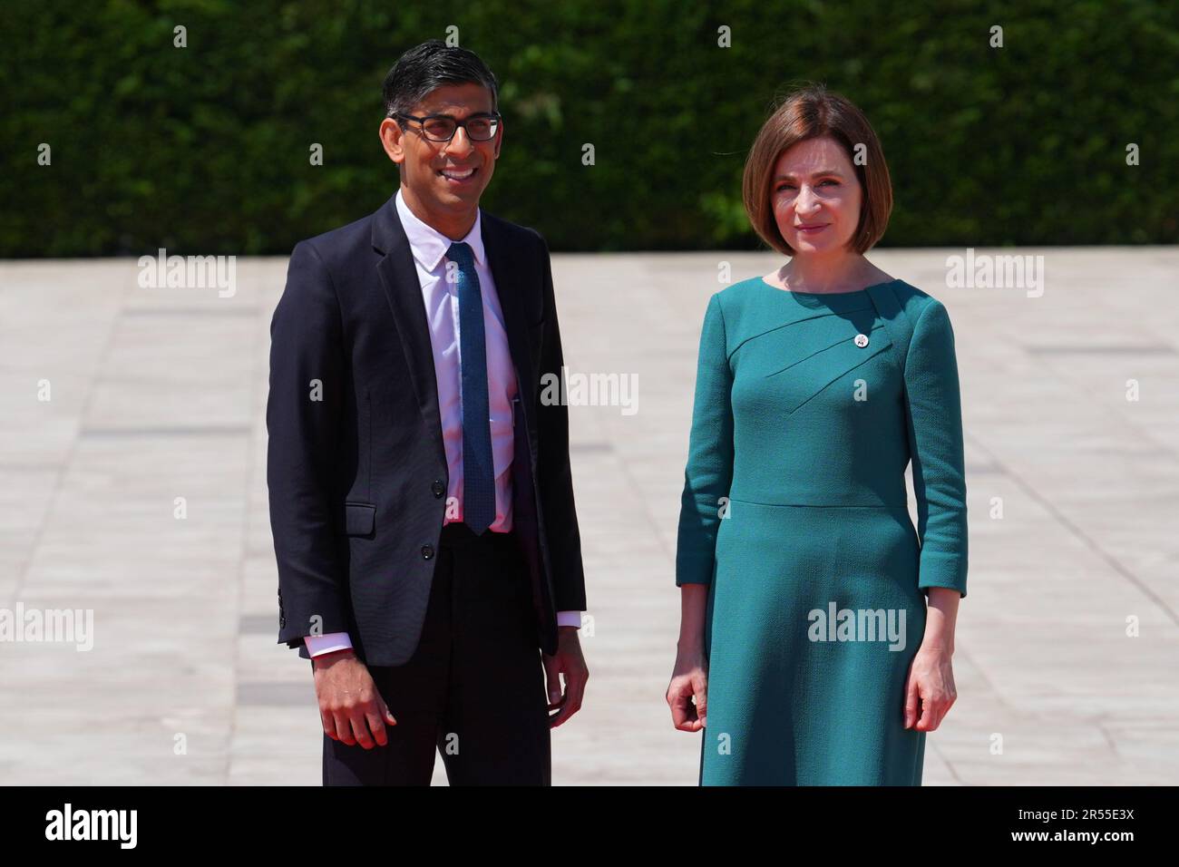 Il Presidente della Moldova Maia Sandu (a destra) dà il benvenuto al primo ministro Rishi Sunak, in vista del vertice della Comunità politica europea (EPC) al castello di Mimi a Bulboaca, vicino a Chisinau, Moldova. Il vertice semestrale è stato creato lo scorso anno dopo l'invasione russa dell'Ucraina, con l'obiettivo di riunire una più ampia serie di leader europei al di là dei 27 membri dell'Unione europea. Data immagine: Giovedì 1 giugno 2023. Foto Stock