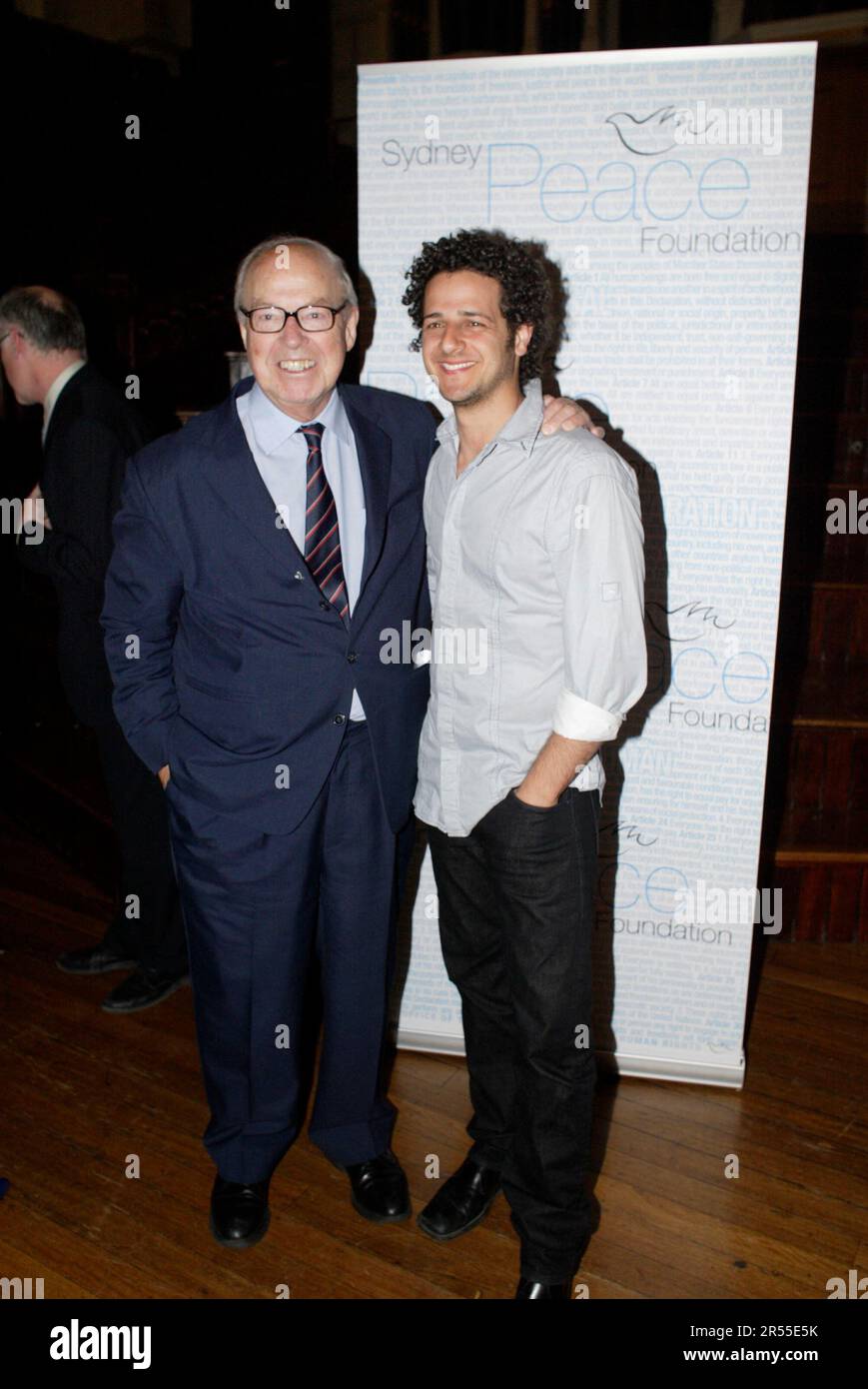Hans Blix e il musicista Lior, vincitore del premio aria. L'ex ispettore delle armi delle Nazioni Unite Hans Blix riceve il Sydney Peace Price dalla Sydney Peace Foundation in una cerimonia tenutasi al Sydney Town Hall Sydney, Australia - 07.11.07 Foto Stock