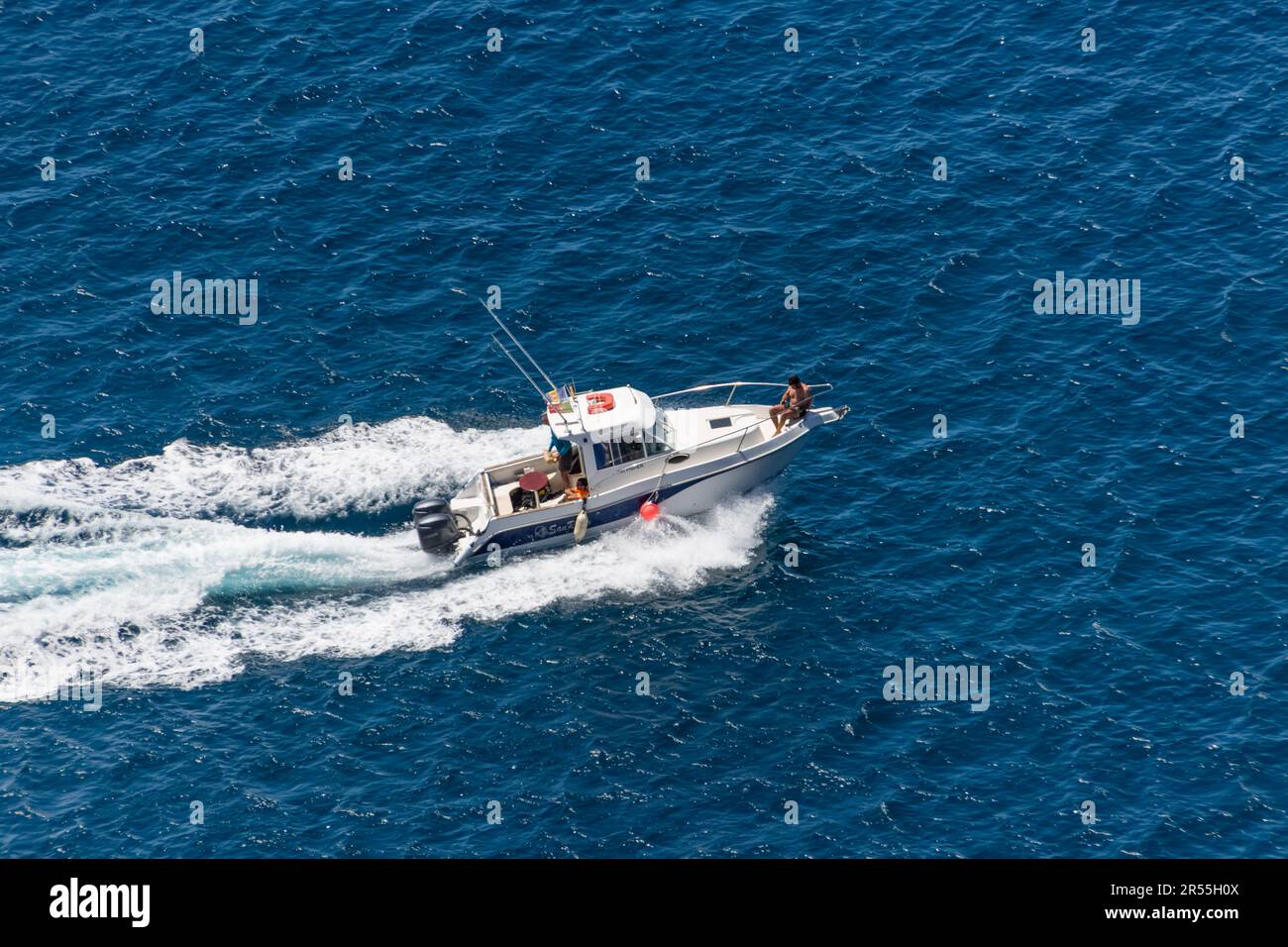 Isola di Madeira Portogallo - 04 19 2023: Vista aerea di una barca privata ricreativa con persone a vela, barca da gioco sull'oceano Atlantico, costa a Madeir Foto Stock