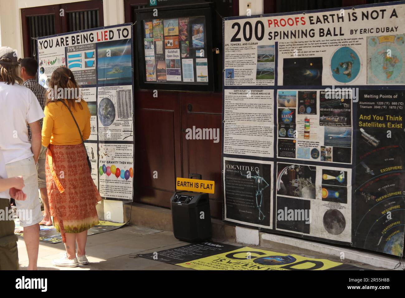 Teorici della cospirazione di Flat Earth a Guildford High Street, Surrey, Inghilterra, 2023 Foto Stock