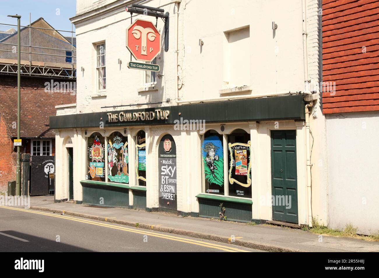 Il pub Guildford Tup, una tradizionale casa pubblica nel Surrey, Inghilterra, Regno Unito, primavera 2023 Foto Stock