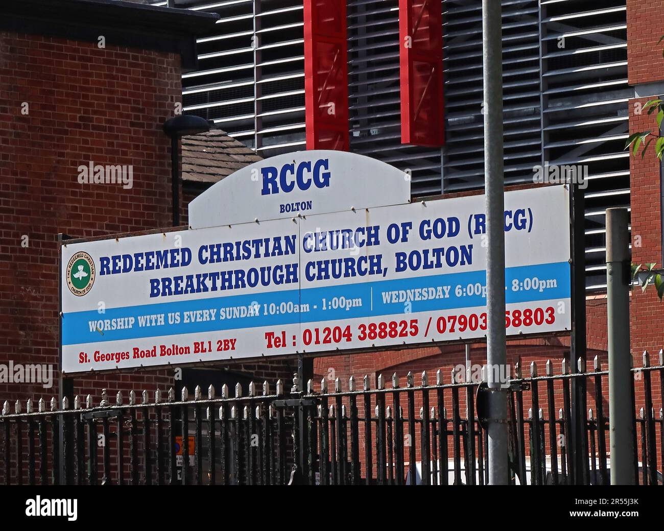 Segnaletica per la Chiesa cristiana di Dio (RCCG) Breakthrough Church in St George's Road, Bolton, Greater Manchester Foto Stock