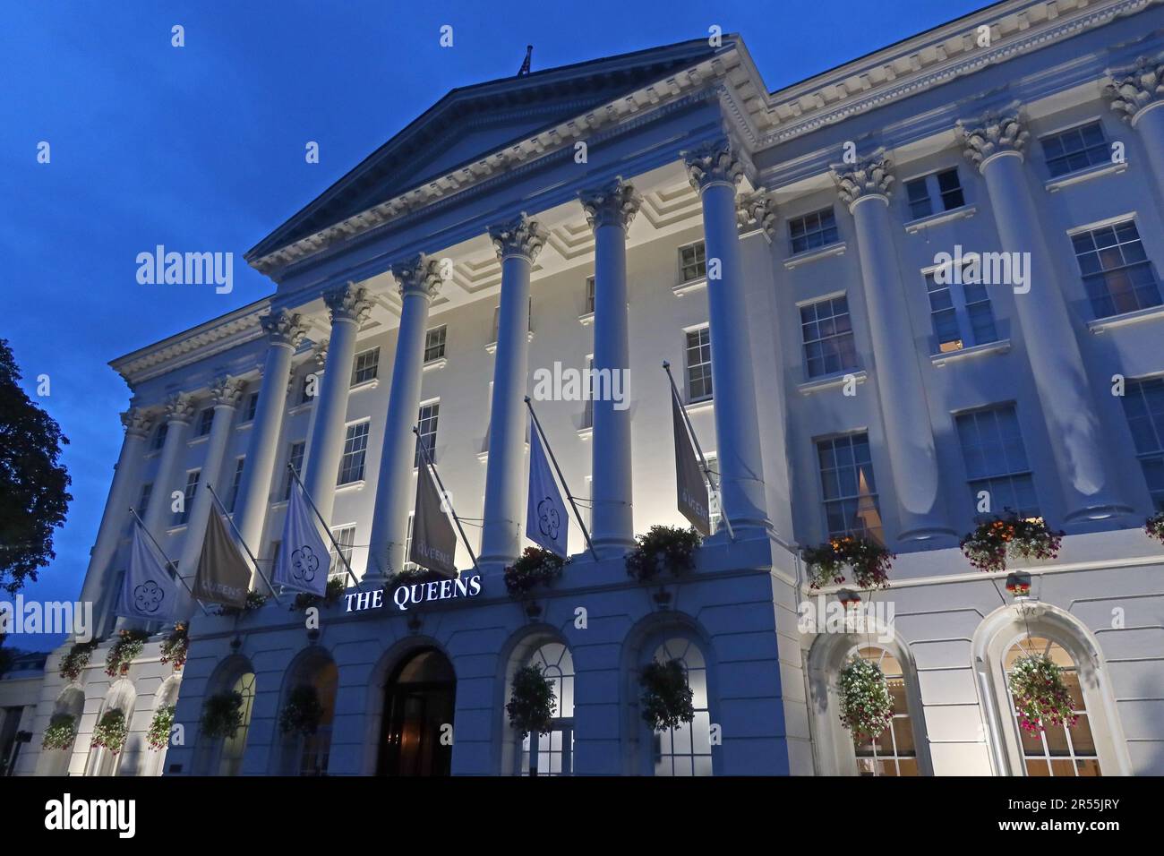 The Victorian Queens Hotel at Dusk, The Promenade, Cheltenham, Gloucestershire, England, UK, GL50 1NN - APERTO NEL 1838 Foto Stock