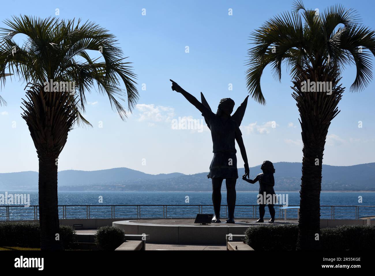 Silhouette di Arcangelo Raffaello & il giovane Tobias di scultore Nadège Fortune sul lungomare, Jardin Bonaparte, Saint Raphael Var Francia Foto Stock