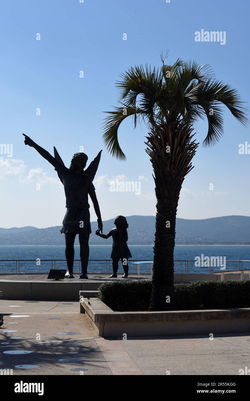 Silhouette di Arcangelo Raffaello & il giovane Tobias di scultore Nadège Fortune sul lungomare, Jardin Bonaparte, Saint Raphael Var Francia Foto Stock