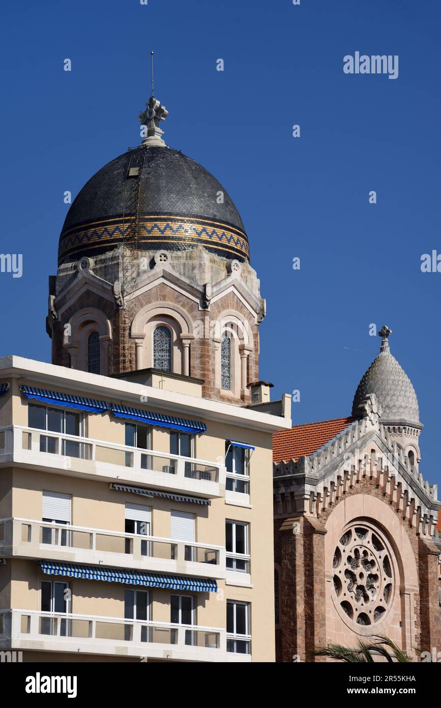 Cupola centrale principale della chiesa di Notre Dame de la Victoire e moderno edificio degli appartamenti Saint Raphael Var Côte-d'Azur o Costa Azzurra Francia Foto Stock