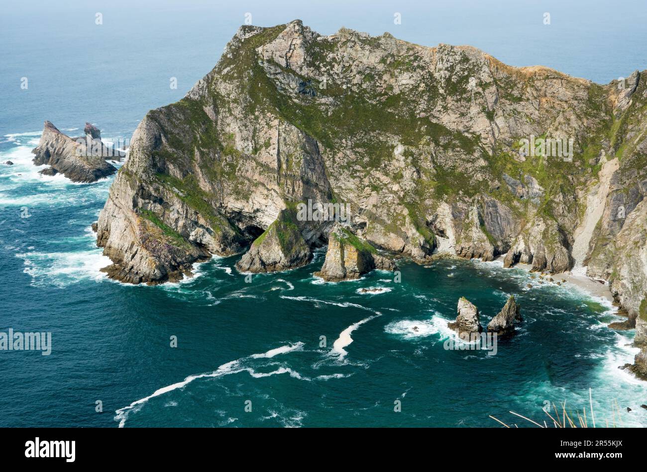 Passeggiata costiera con vista sulla scogliera di Sturrall Head a Co, Donegal, Irlanda Foto Stock