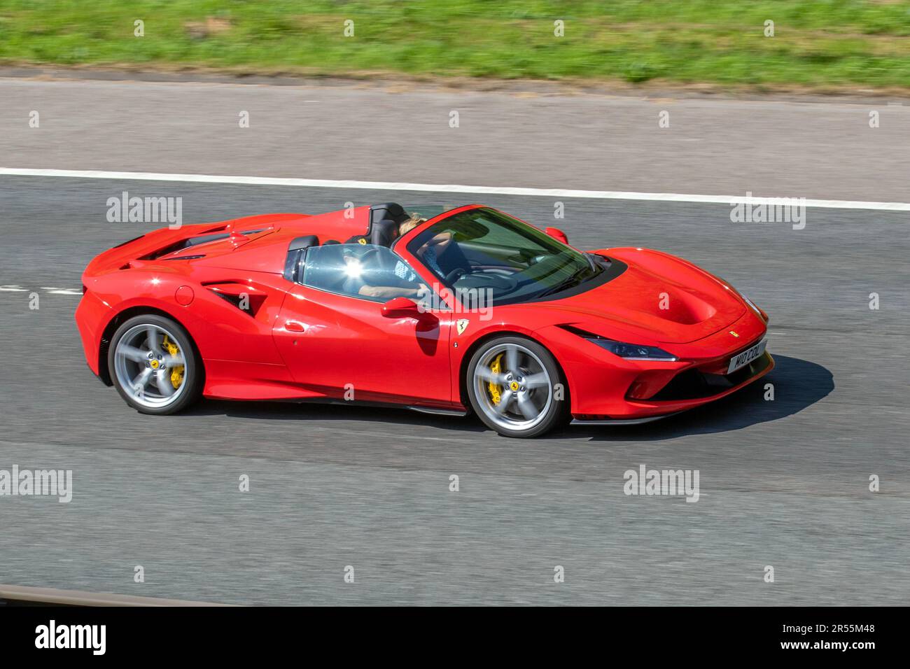 2021 rosso Ferrari F8 SPIDER S-A 3902cc benzina roadster, viaggiando sull'AUTOSTRADA M61, UKL Foto Stock
