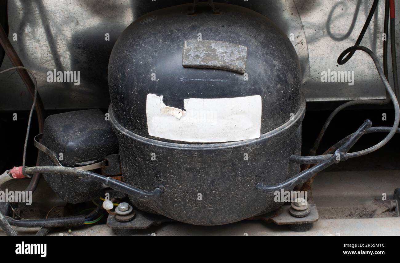 Frigorifero, frigorifero alto e grande compressore, arrugginito e sporco compressore frigorifero. Foto Stock