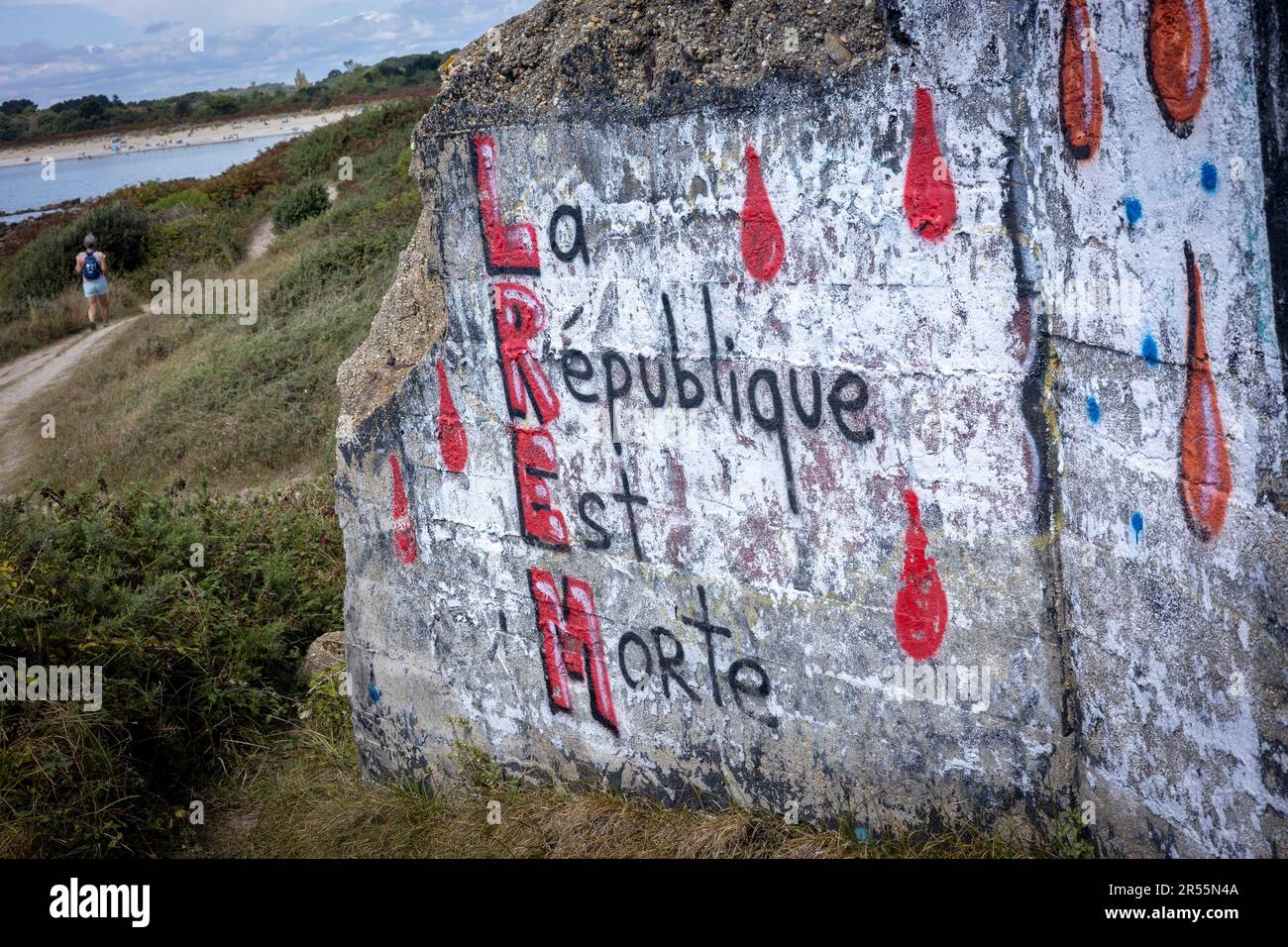 Graffiti “LREM, la republique est morte” (la Repubblica francese è morta) su un blocco lungo la costa di Carnac (Bretagna, Francia nord-occidentale) Foto Stock