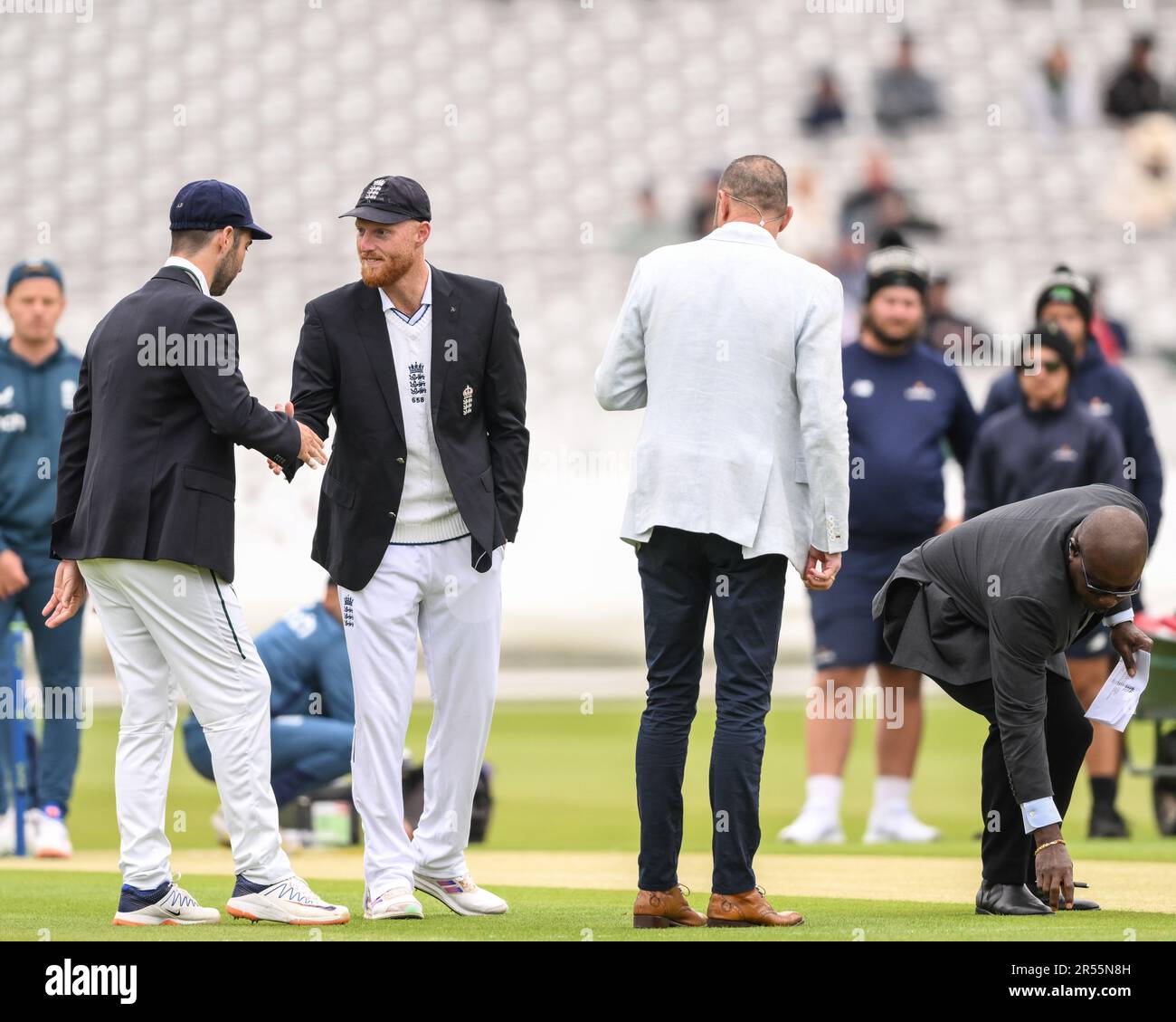 Ben Stokes d'Inghilterra e Andy Balbirnie d'Irlanda scuotono le mani dopo il lancio della moneta durante il LV= giorno di assicurazione uno Test match Inghilterra vs Irlanda a Lords, Londra, Regno Unito, 1st giugno 2023 (Photo by Craig Thomas/News Images) Foto Stock