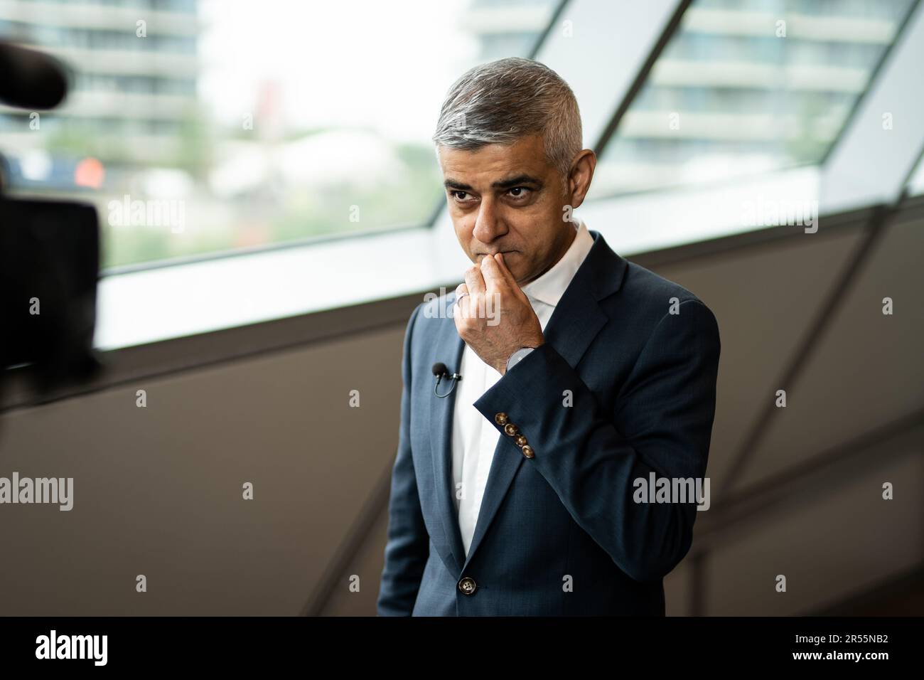 Sindaco di Londra Sadiq Khan parlando ai media come egli annuncia una grande espansione al suo piano di scrappage ultra low emission zone (Ulez) da 110m milioni di sterline, al Municipio di Londra. Il programma aiuterà migliaia di londinesi e imprese ad accedere al sostegno finanziario per cambiare il proprio veicolo davanti alla zona espandendosi per coprire l'intera capitale a partire dall'agosto 29 per migliorare la qualità dell'aria. Data immagine: Giovedì 1 giugno 2023. Foto Stock