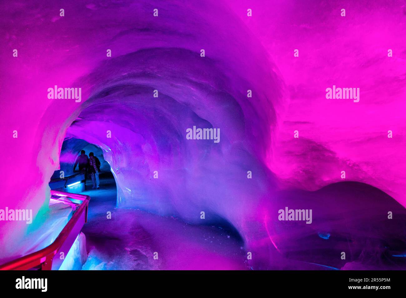 Interno colorato della Grotta del ghiacciaio Titlis sulla cima del monte Titlis, Svizzera Foto Stock