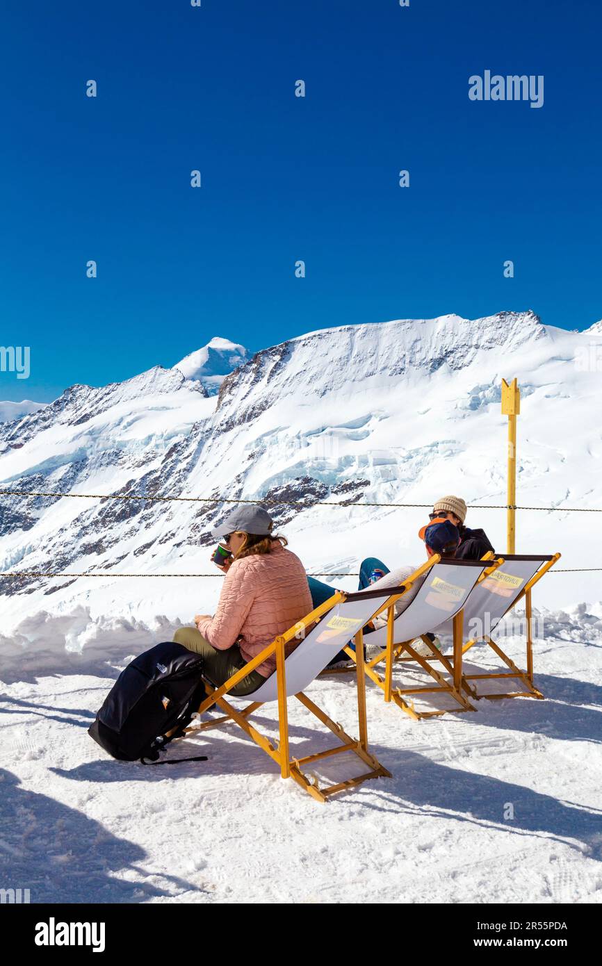 Persone che si rilassano in montagna allo Snow Fun Park Jungfraujoch, cima del monte Jungfrau, Alpi svizzere, Svizzera Foto Stock