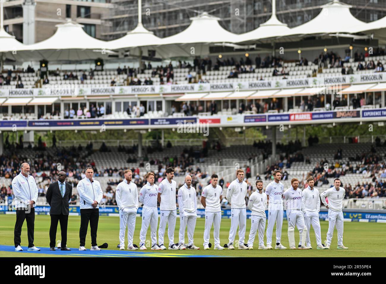 Londra, Regno Unito. 01st giugno, 2023. Squadra inglese durante il National Anthem davanti al LV= Insurance Day One Test Match Inghilterra vs Irlanda a Lords, Londra, Regno Unito, 1st giugno 2023 (Photo by Craig Thomas/News Images) a Londra, Regno Unito il 6/1/2023. (Foto di Craig Thomas/News Images/Sipa USA) Credit: Sipa USA/Alamy Live News Foto Stock