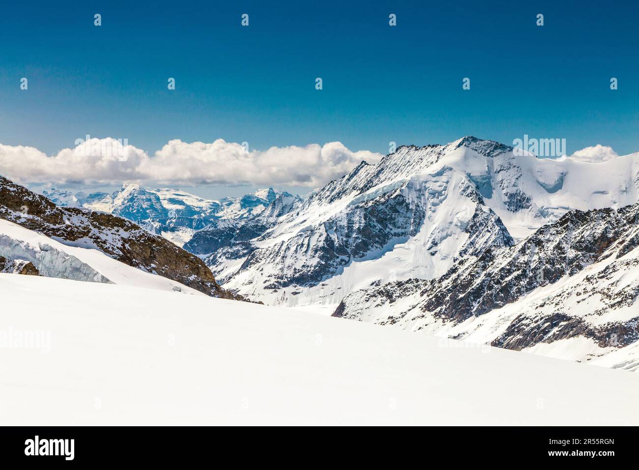 Sentiero escursionistico dalla cima della Jungfrau al rifugio Mönchsjoch, vista sulle montagne (Dreieckhorn) e sul ghiacciaio Aletsch, Alpi svizzere, Svizzera Foto Stock