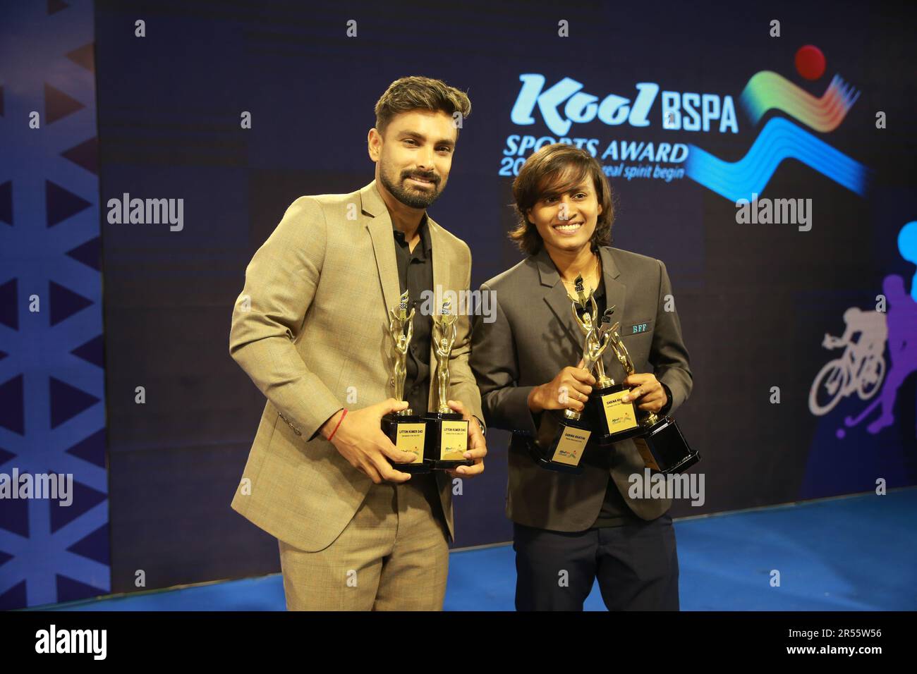 La star Batter del Bangladesh, Liton Das (L), ha vinto il premio Bangladesh Sports Press Association (BSPA) Sports Person of the Year 2022 per le sue performance acro Foto Stock