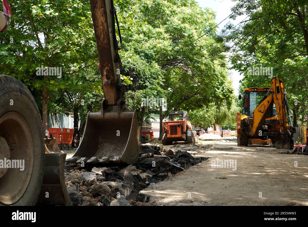 Attrezzature per lavori stradali stazionarie in strada a Bucarest Foto Stock