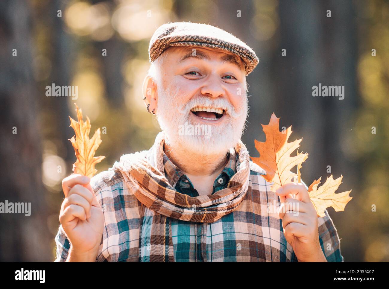 Ritratto di un uomo anziano all'aperto che cammina in un parco. Autunno e vacanze attive. Vecchio solo nel parco autunnale. Senior man escursioni nel parco autunnale. Foto Stock