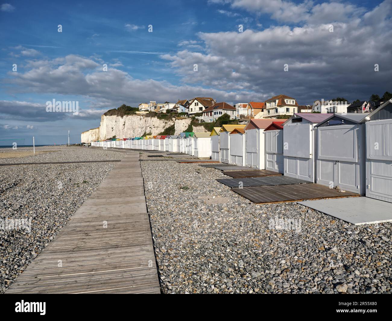 Spiaggia di ciottoli e scogliere a Criel sur Mer, un comune nel dipartimento della Senna Marittima nella regione della Normandia nel nord della Francia. Foto Stock
