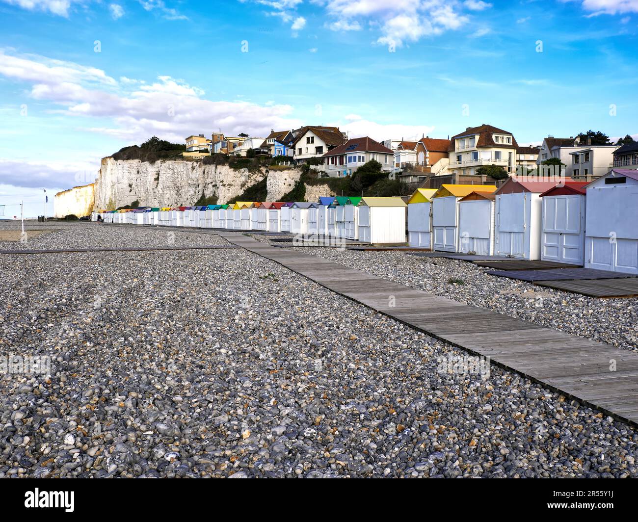 Spiaggia di ciottoli e scogliere a Criel sur Mer, un comune nel dipartimento della Senna Marittima nella regione della Normandia nel nord della Francia. Foto Stock