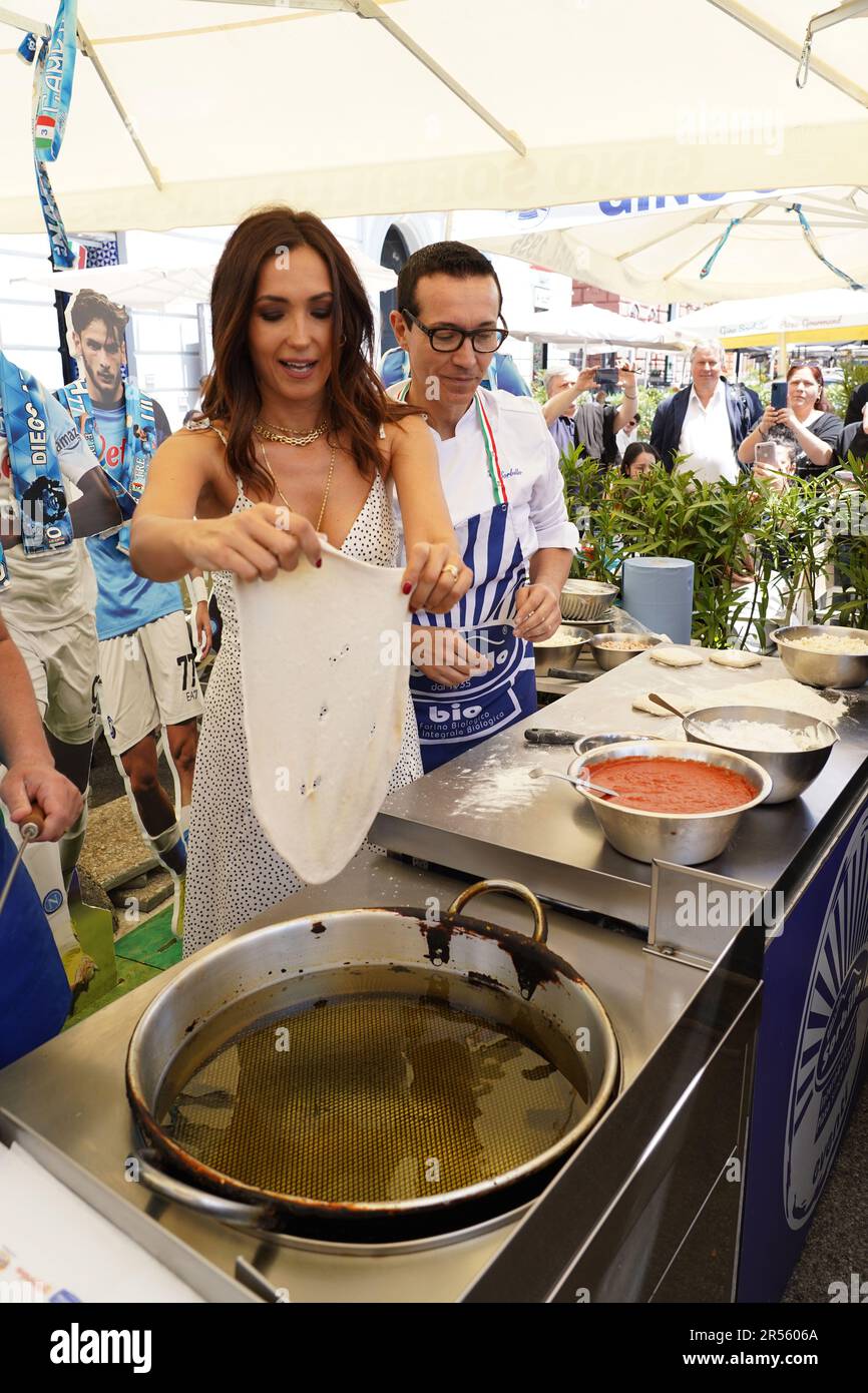 CATERINA BALIVO A NAPOLI PER RENDERE OMAGGIO AL TERZO SCUDETTO DI NAPOLI MANTENENDO LA PROMESSA DI FARE PIZZE PER I NAPOLETANI CON LA SUA AMICA, LA PIZZERIA GINO SORBILLO. Foto Stock