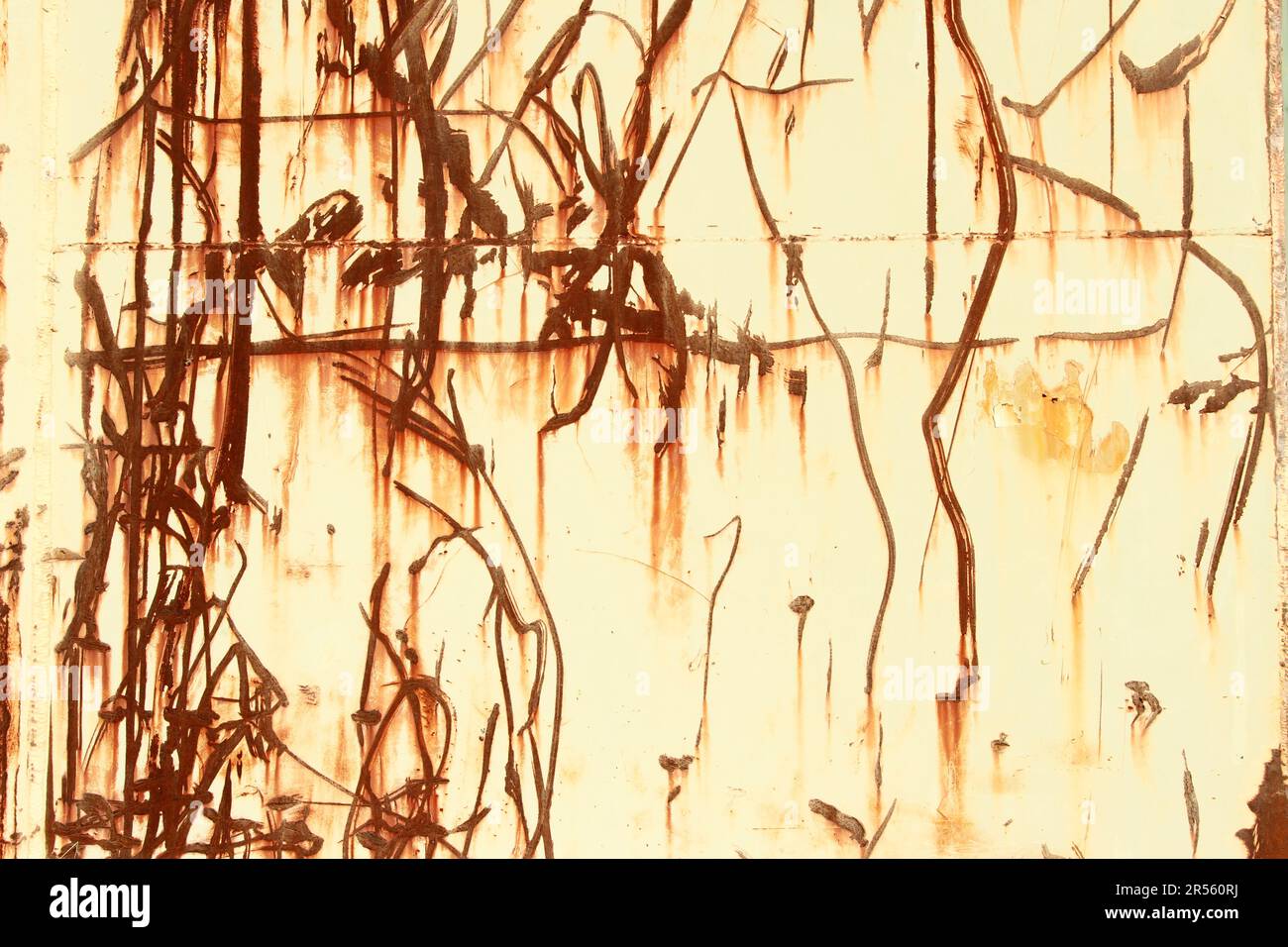 Un'astrazione marrone rosso di linee e strutture arrugginite graffiate su una vecchia superficie industriale metallica intatta. Segni di impatto casuali su una parete di acciaio. Look Foto Stock