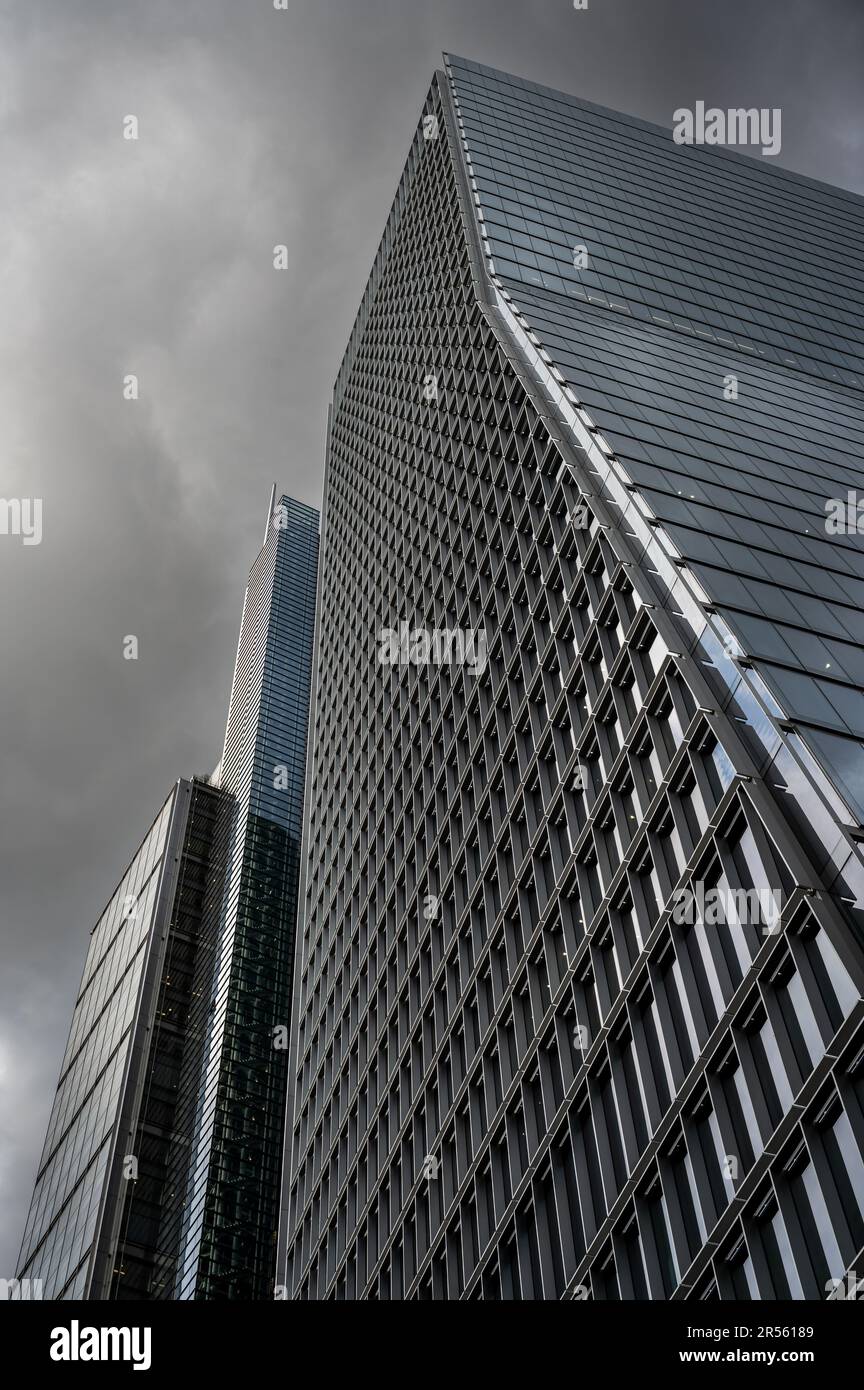 Londra, Regno Unito: Guardando in su a 100 Bishopsgate un grattacielo alto nella città di Londra. L'Heron Tower o Salesforce Tower al 110 Bishopsgate è a sinistra. Foto Stock