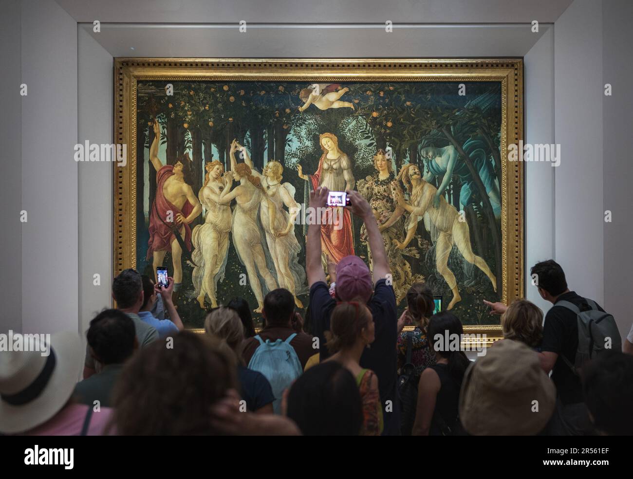 Firenze, Toscana, Italia - 24 maggio 2023: Galleria degli Uffizi i visitatori possono ammirare il capolavoro di pittura Primavera di Sandro Botticelli, il Rinascimento italiano Foto Stock