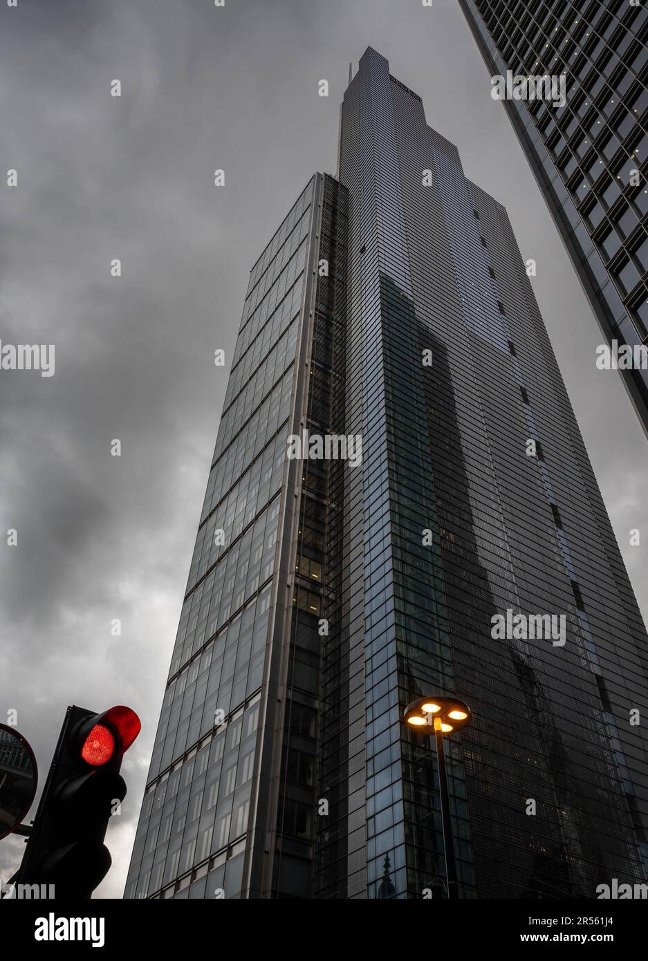 Londra, Regno Unito: The Heron Tower o Salesforce Tower a 110 Bishopsgate sullo sfondo di nuvole buie tempeste. Un semaforo rosso indica STOP. Foto Stock Londra, Regno Unito: The Heron Tower o Salesforce Tower a 110 Bishopsgate sullo sfondo di nuvole buie tempeste. Un semaforo rosso indica STOP. Foto Stock