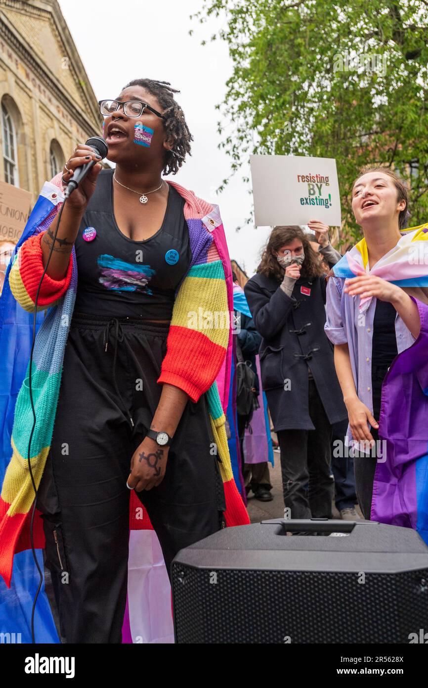 Un gruppo di fautori dei diritti trans protestano pacificamente al di fuori dell'Unione di Oxford per opporsi all'invito dell'ex Università del Sussex Foto Stock