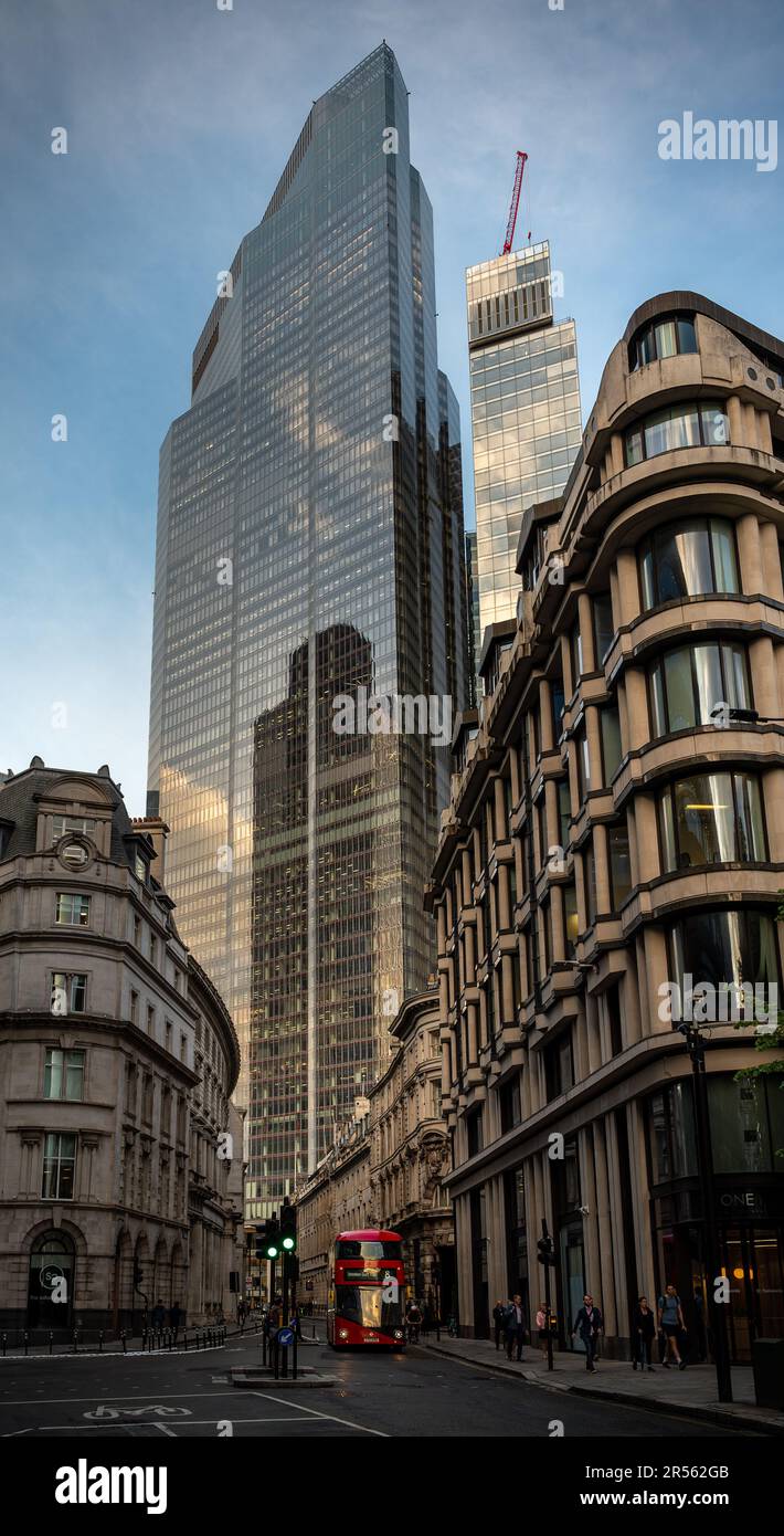 Londra, Regno Unito: Guardando in alto i grattacieli di 22 Bishopsgate (a sinistra) e 8 Bishopsgate (a destra) nella città di Londra. Threadneedle Street con autobus. Foto Stock