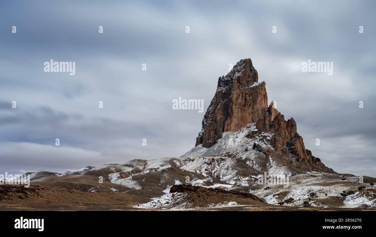 Sciogliendo la neve sulla formazione rocciosa, Monument Valley, Colorado Plateau, Utah, USA Foto Stock