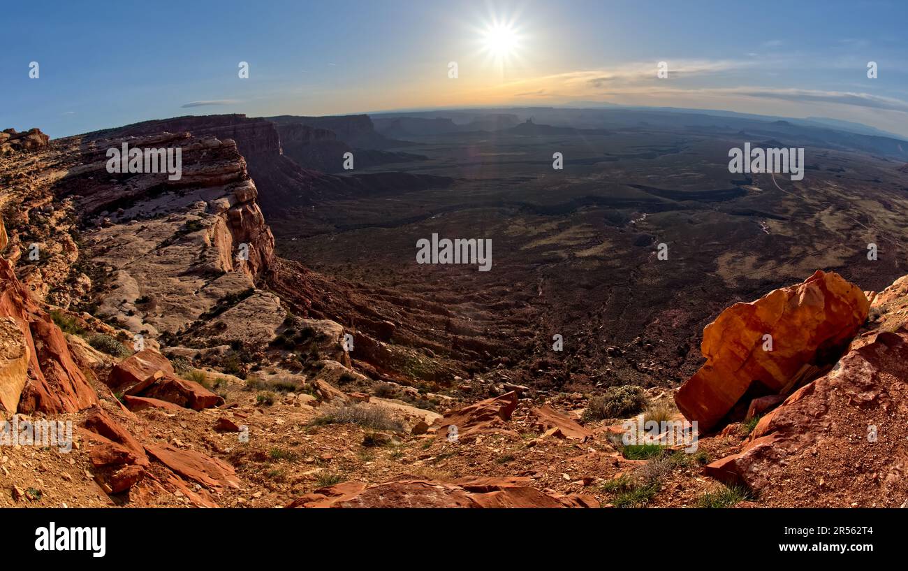 Vista panoramica della Valle degli dei da Moki Dugway, contea di San Juan, Utah, USA Foto Stock