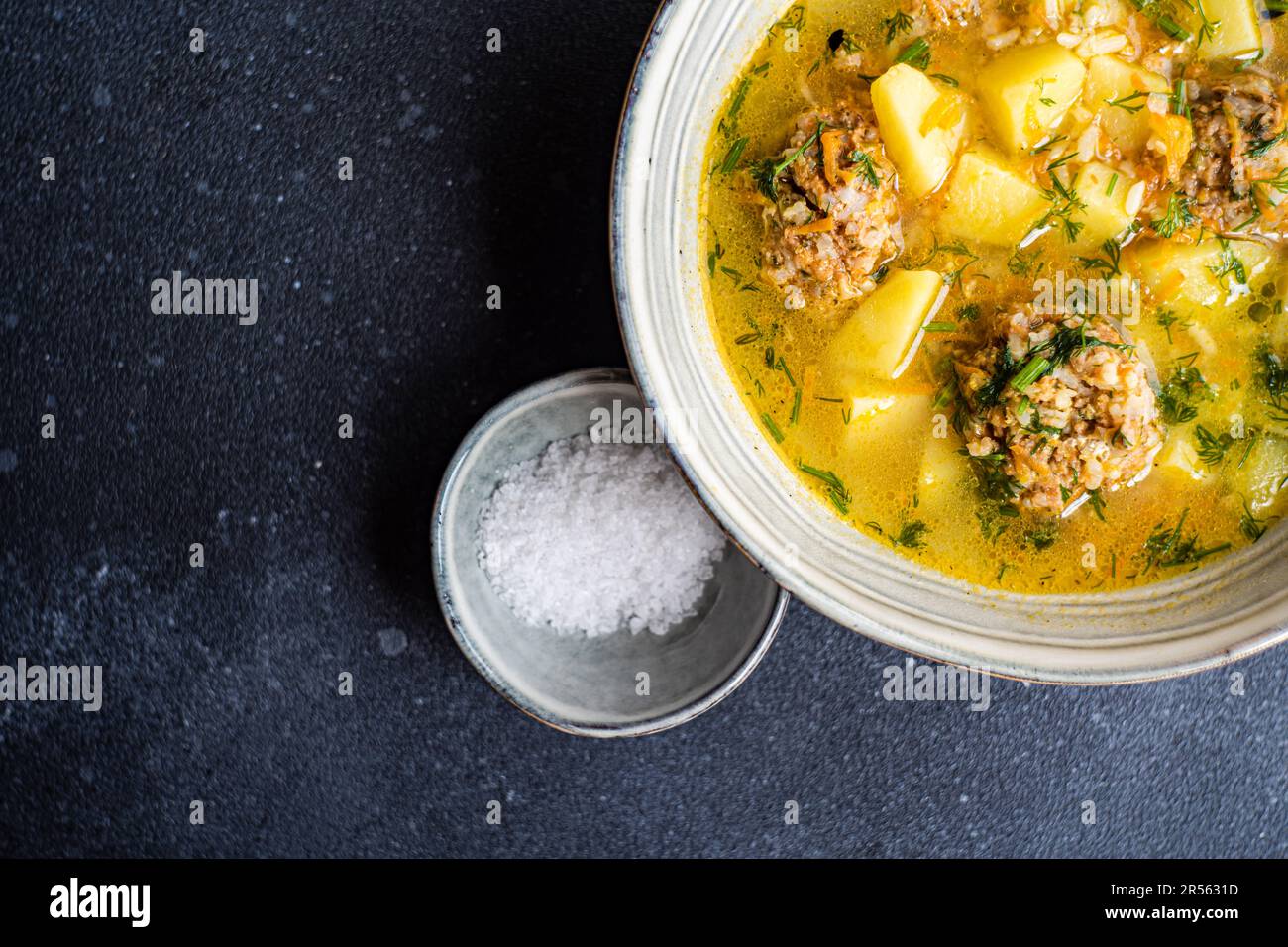 Vista dall'alto di una ciotola di zuppa con polpette, patate e riso Foto Stock