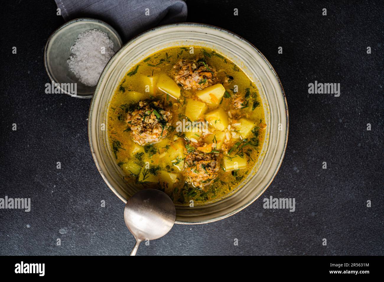 Vista dall'alto di una ciotola di zuppa con polpette, patate e riso Foto Stock
