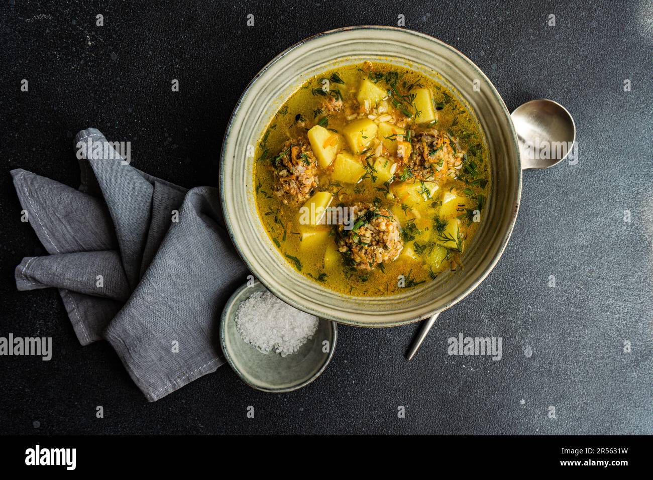 Vista dall'alto di una ciotola di zuppa con polpette, patate e riso Foto Stock