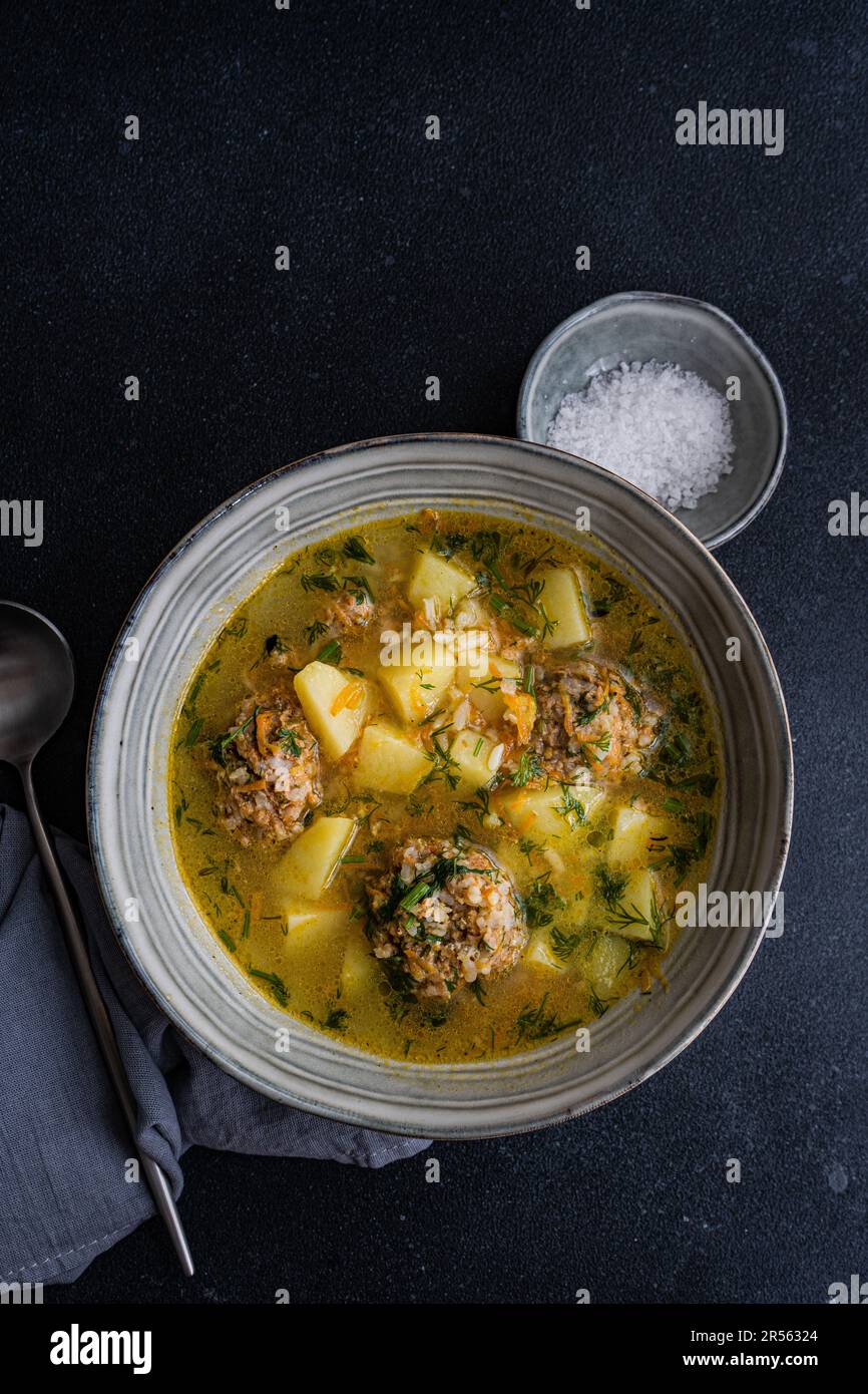 Vista dall'alto di una ciotola di zuppa con polpette, patate e riso Foto Stock
