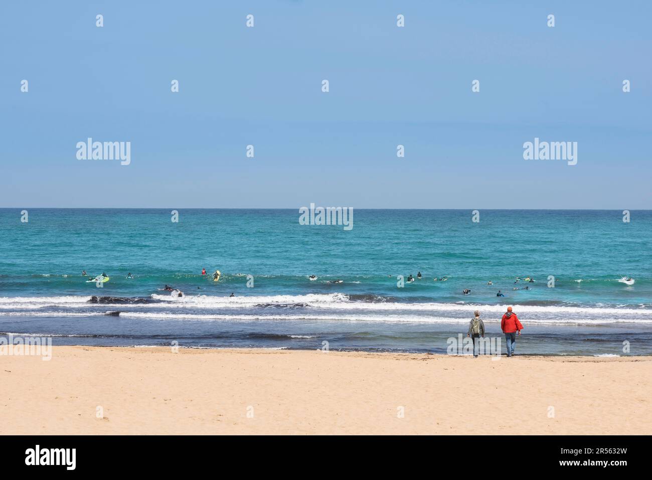 Zurriola Beach San Sebastian, vista estiva della Playa de la Zurriola, una famosa spiaggia di surfisti nel quartiere Gros di San Sebastian, Spagna. Foto Stock