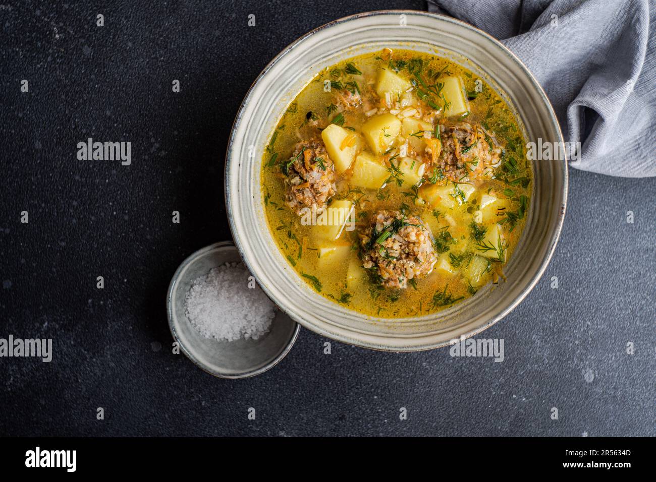 Vista dall'alto di una ciotola di zuppa con polpette, patate e riso Foto Stock