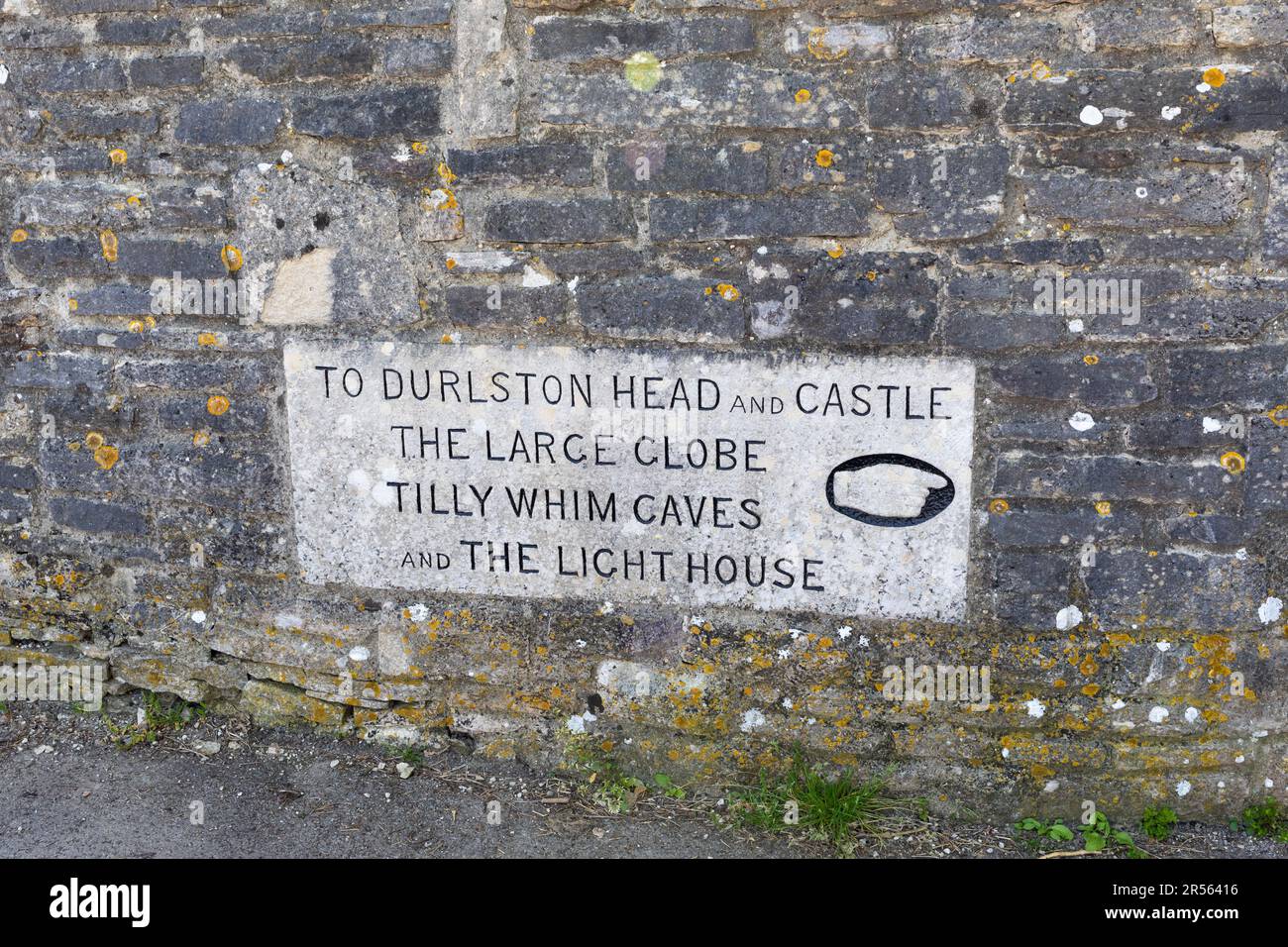 Cartello che indica il castello di Durlston, il Large Globe, le grotte di Tilly Wim e il faro. Swanage, Dorset, Regno Unito Foto Stock