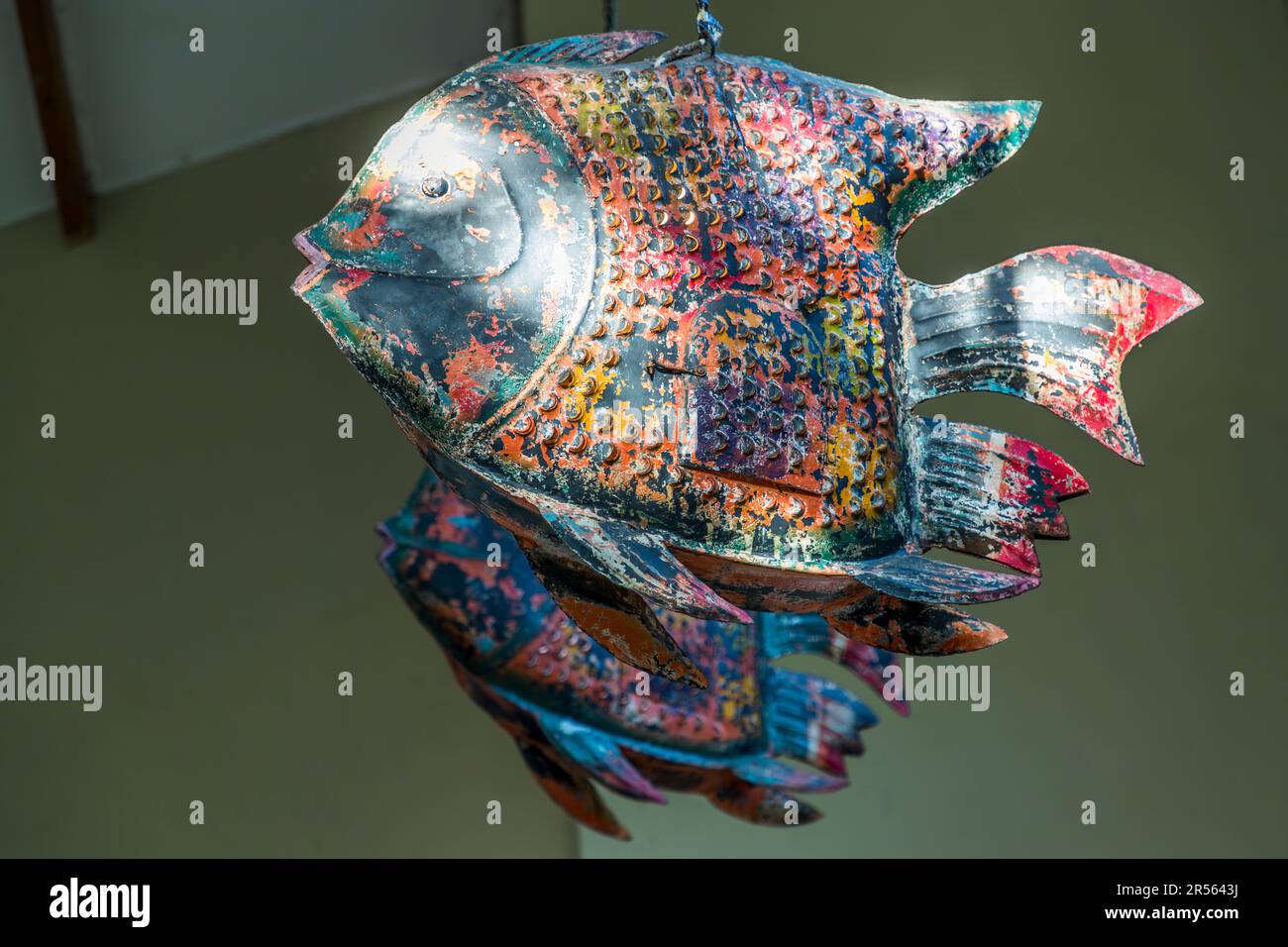 Un pesce decorativo realizzato con scarti di metallo riciclato è appeso alla Pumulani Lodge (Robin Pope Safaris) sul lago Malawi vicino a Kasankha, Malawi. Tali sculture di pesci realizzate con materiale riutilizzato sono una caratteristica ricorrente del design della lodge. Con circa 700-800 specie di cichlidi, il lago è considerato il lago d'acqua dolce più ricco di specie al mondo. Foto Stock