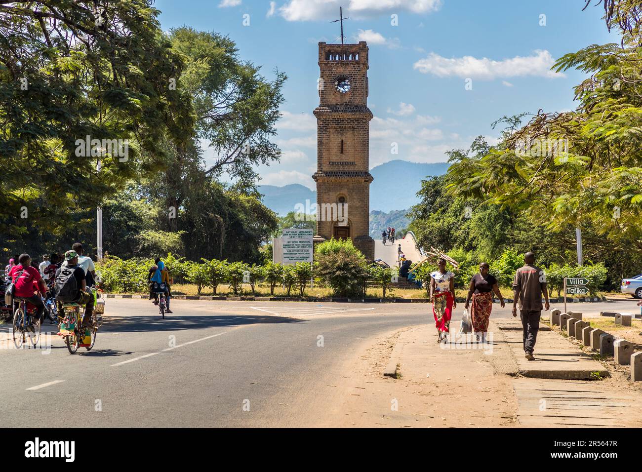 Torre della Regina Vittoria in Mangochi, Malawi. Sullo sfondo si trova il Ponte di Bakili Muluzi. Il memoriale fu costruito nel 1901 in onore della regina coloniale Vittoria (1837-1901) ed è oggi uno dei pochi edifici del periodo coloniale britannico in Malawi. Monumento nazionale del Malawi Foto Stock