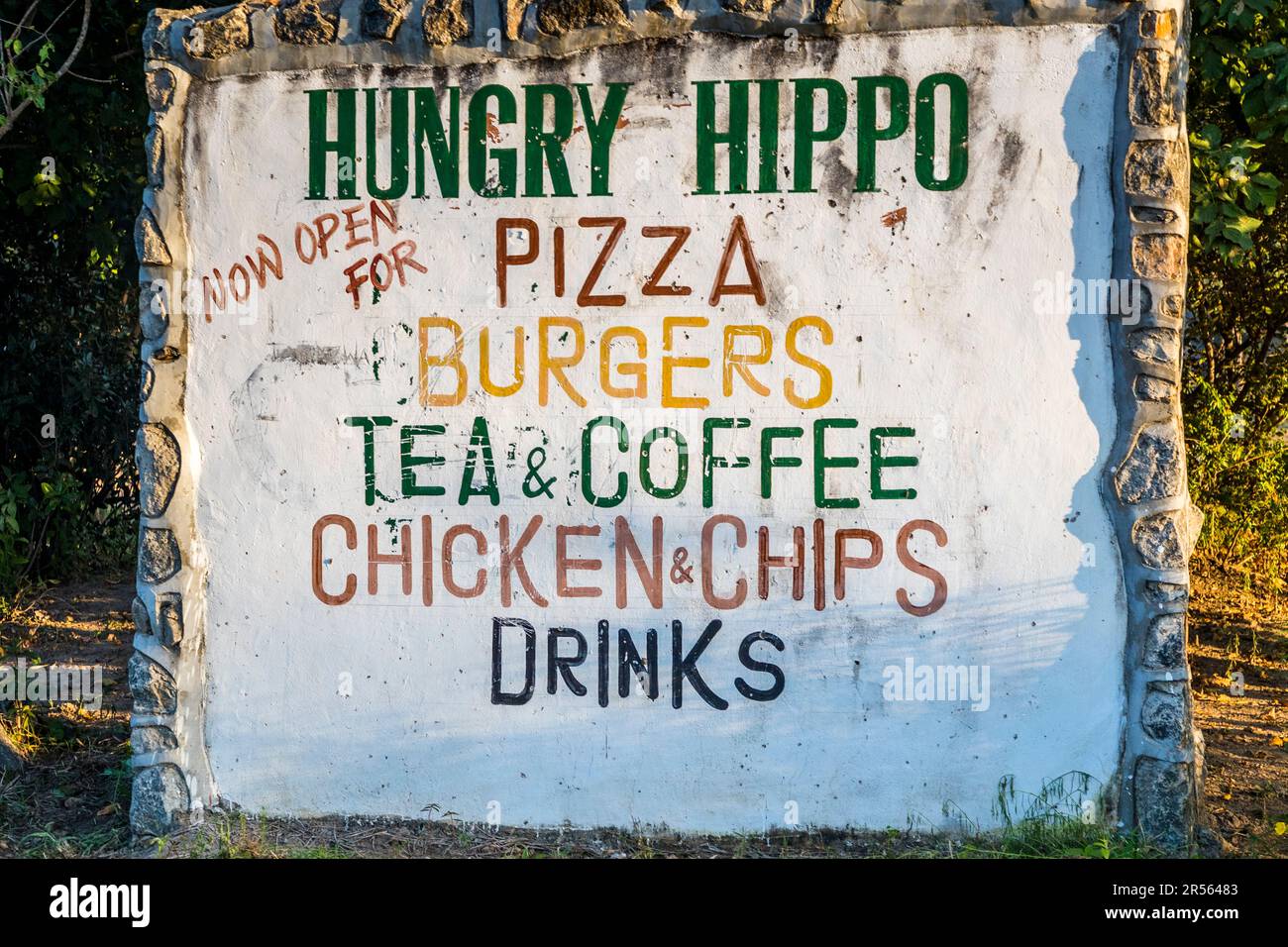 Hungry Hippo è il nome di un ristorante nel Parco Nazionale di Liwonde, Malawi Foto Stock