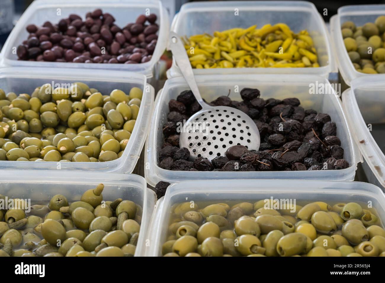 Vari tipi di olive verdi e nere in scatole di plastica per la vendita al mercato, raccolte da una fattoria biologica in Makedonia, Grecia, copia spa Foto Stock