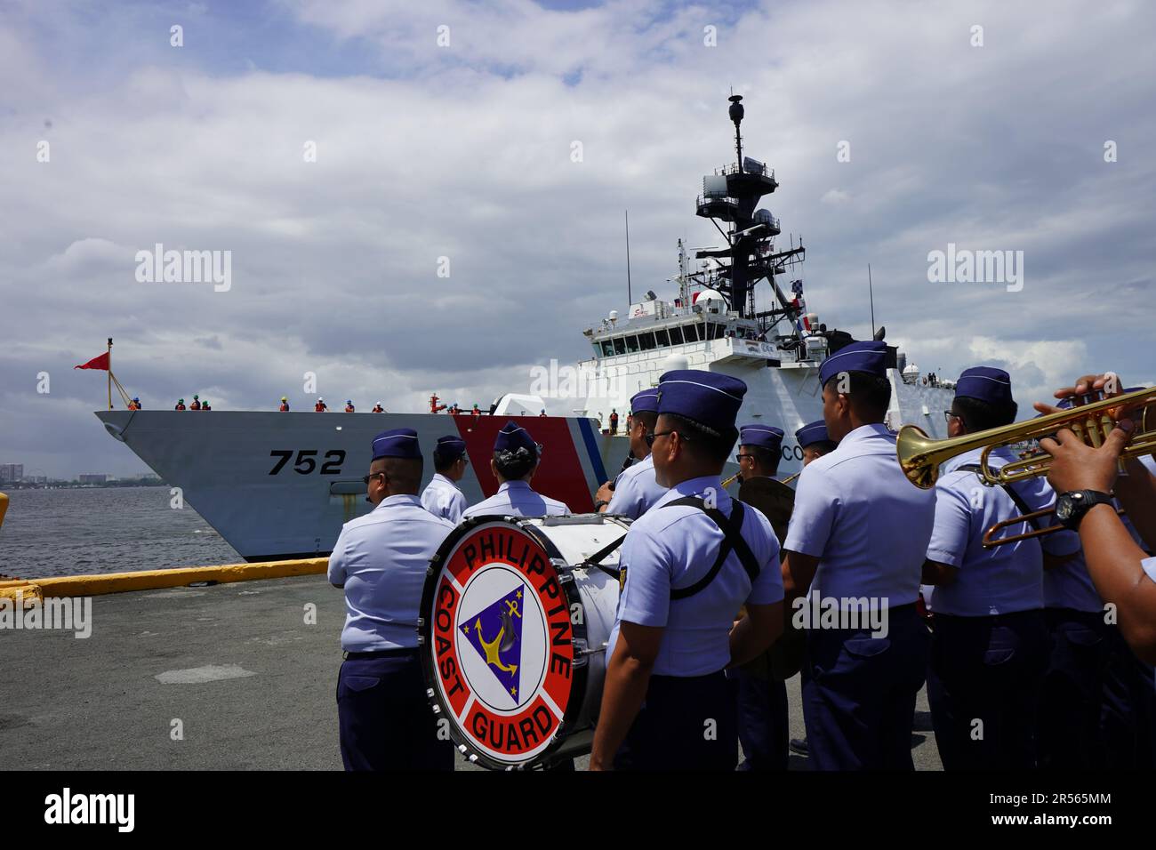 Manila, Filippine. 1st giugno, 2023. Le navi delle guardie costiere giapponese e statunitense, Akitsushima (PLH-32) e USCGC Stratton (WMSL-752) arrivarono al porto di Manila il giovedì mattina per l'esercizio di una settimana di Kaagapay Trilateral, che si terrà nelle acque di Bataan. Le esercitazioni congiunte tra Giappone, Filippine e Stati Uniti si concentreranno sull’applicazione della legge marittima, sulla ricerca e il salvataggio e sulla protezione ambientale. (Credit Image: © Sherbien Dacalanio/Alamy Live News) Foto Stock