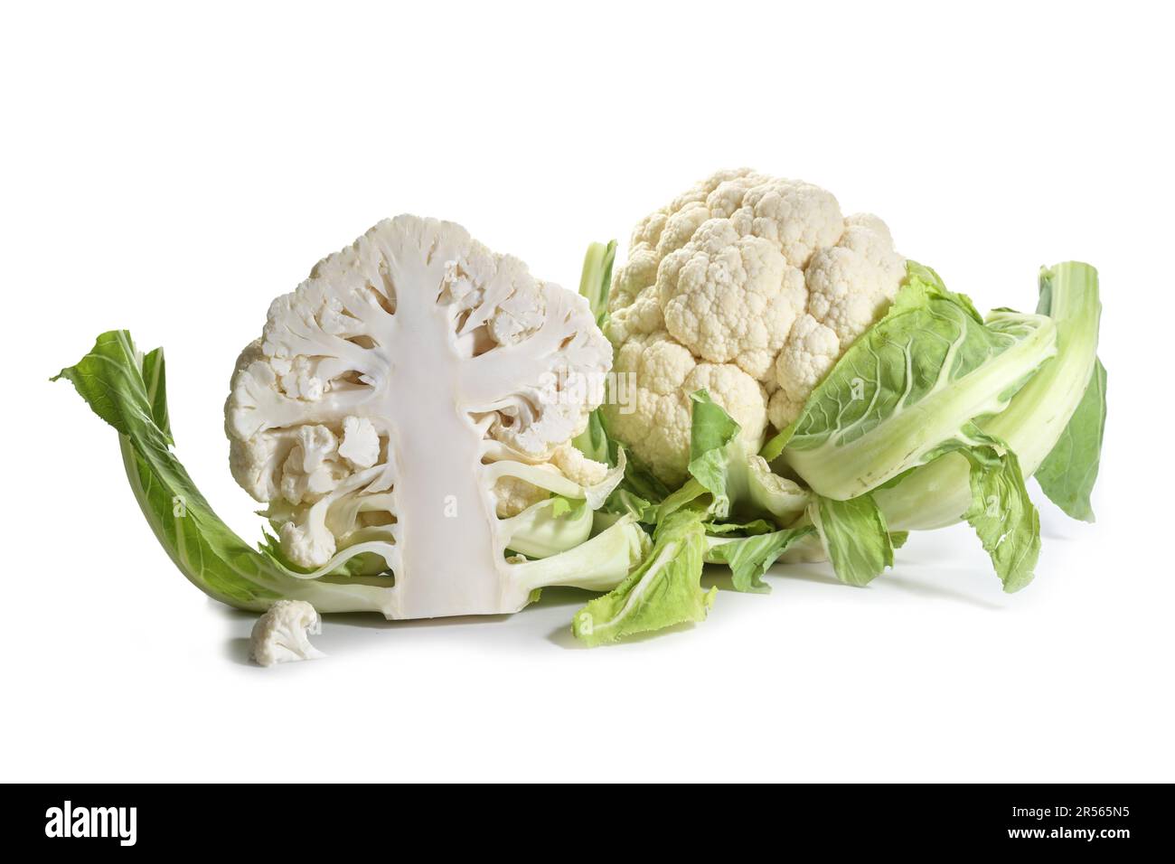 Cavolfiore crudo, verdure intere e dimezzate isolate su sfondo bianco, ingrediente per una sana cucina vegetariana, spazio copia, focus selezionato Foto Stock