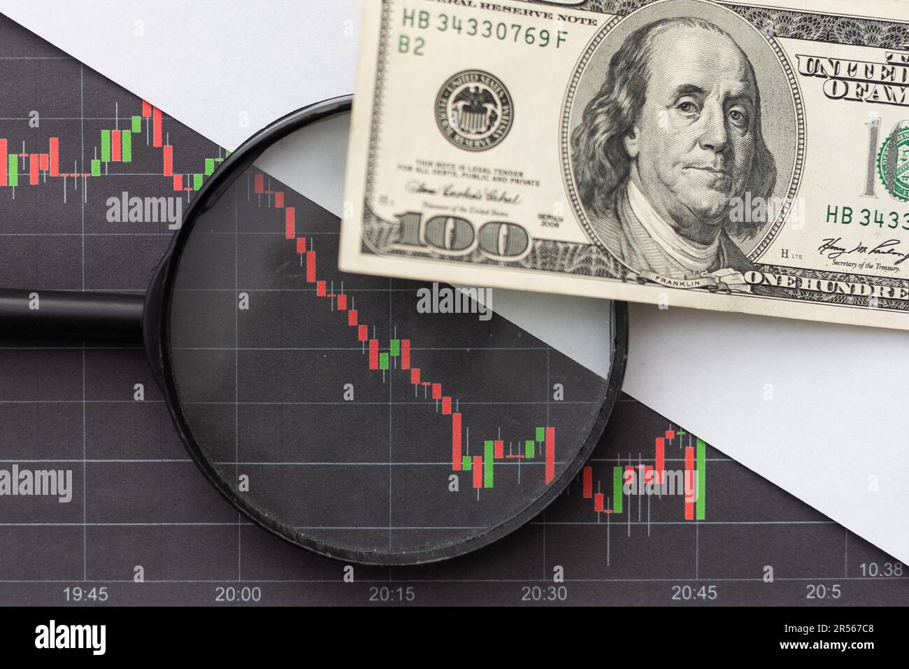 Curva crescente con tabelle dei tassi e calcolatrice come simbolo dell'aumento dei prezzi delle azioni. Foto Stock